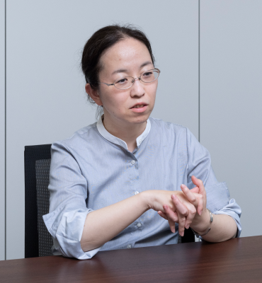 新潟県長岡市出身。学生時代は吹奏楽に熱中していたと話す。